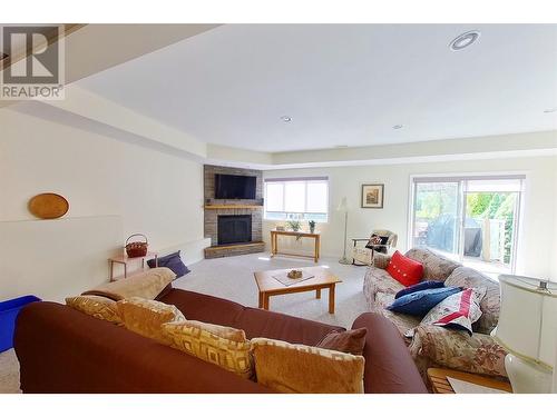 881 16 Street Ne Unit# 7, Salmon Arm, BC - Indoor Photo Showing Living Room