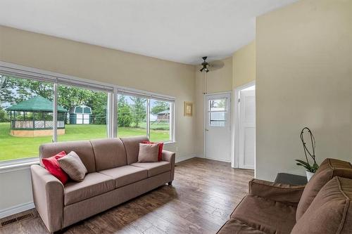 3202 Trinity Church Road, Hamilton, ON - Indoor Photo Showing Living Room