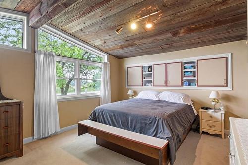 3202 Trinity Church Road, Hamilton, ON - Indoor Photo Showing Bedroom