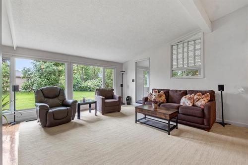 3202 Trinity Church Road, Hamilton, ON - Indoor Photo Showing Living Room