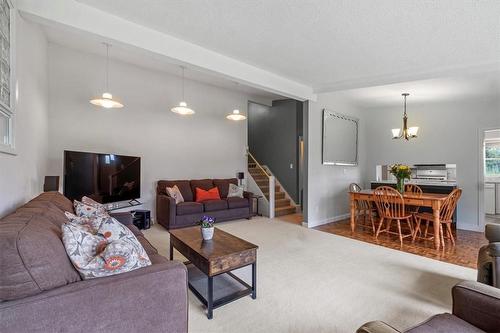 3202 Trinity Church Road, Hamilton, ON - Indoor Photo Showing Living Room