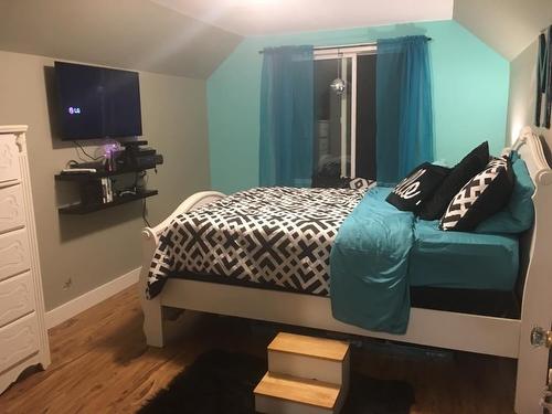 2704 Columbia Avenue, Castlegar, BC - Indoor Photo Showing Bedroom