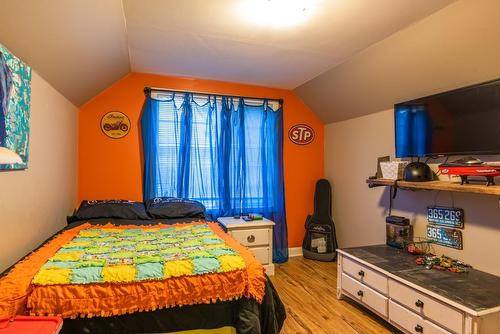 2704 Columbia Avenue, Castlegar, BC - Indoor Photo Showing Bedroom