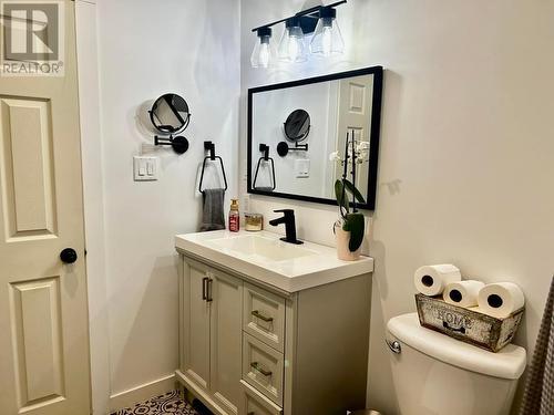 2704 Columbia  Avenue, Castlegar, BC - Indoor Photo Showing Bathroom