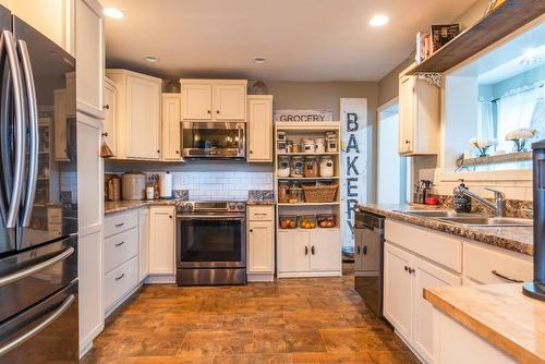 2704 Columbia Avenue, Castlegar, BC - Indoor Photo Showing Kitchen With Double Sink