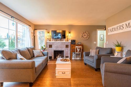 2704 Columbia Avenue, Castlegar, BC - Indoor Photo Showing Living Room With Fireplace