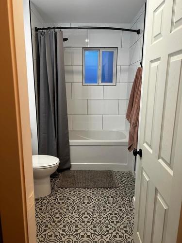 2704 Columbia Avenue, Castlegar, BC - Indoor Photo Showing Bathroom