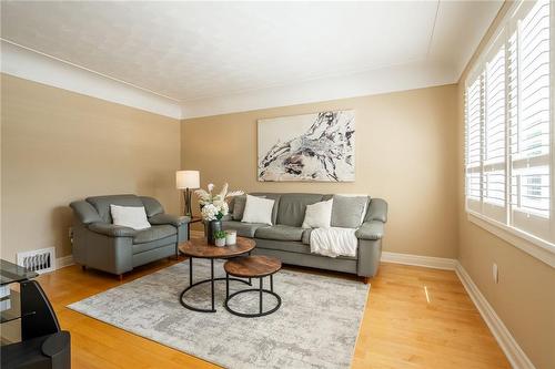 Living room - 98 Holmes Avenue, Hamilton, ON - Indoor Photo Showing Living Room