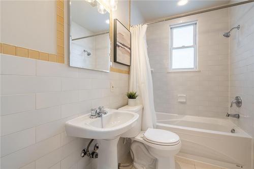 Bathroom - 98 Holmes Avenue, Hamilton, ON - Indoor Photo Showing Bathroom