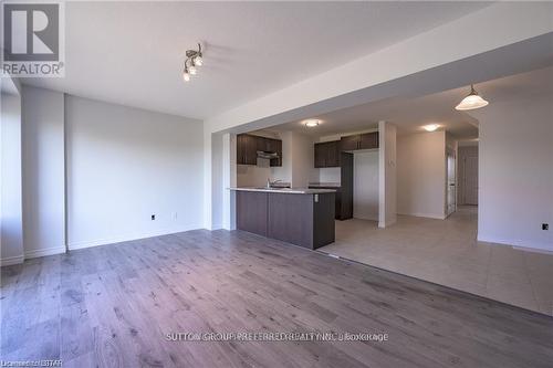 357 Kennington Way, London, ON - Indoor Photo Showing Kitchen