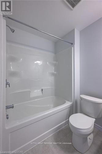 357 Kennington Way, London, ON - Indoor Photo Showing Bathroom