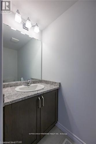 357 Kennington Way, London, ON - Indoor Photo Showing Bathroom