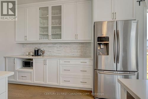 1318 Red Pine Crossing, London, ON - Indoor Photo Showing Kitchen