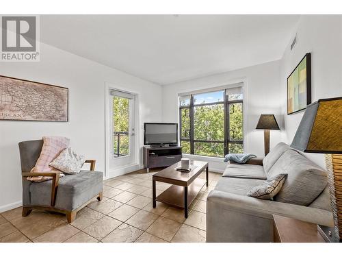 654 Cook Road Unit# 418, Kelowna, BC - Indoor Photo Showing Living Room