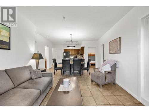 654 Cook Road Unit# 418, Kelowna, BC - Indoor Photo Showing Living Room