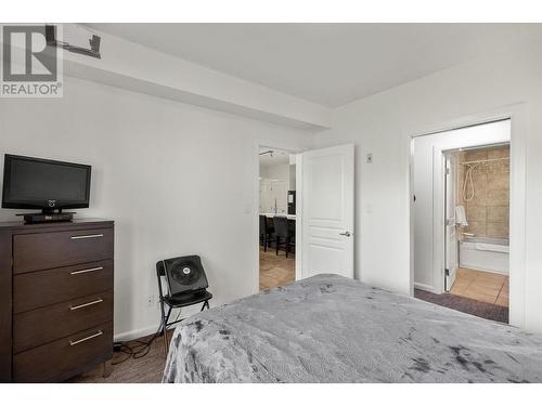 654 Cook Road Unit# 418, Kelowna, BC - Indoor Photo Showing Bedroom