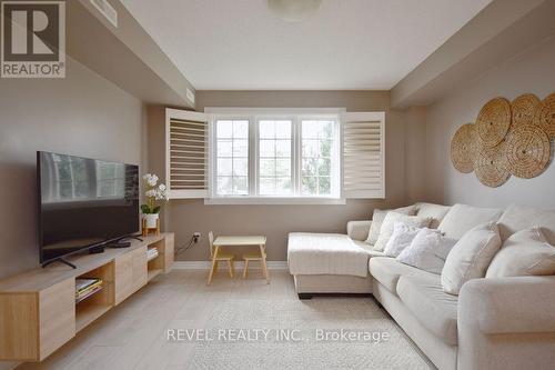 11 - 53 Ferndale Drive S, Barrie (Ardagh), ON - Indoor Photo Showing Living Room