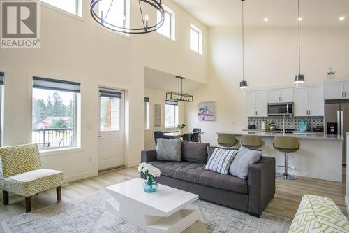 4926 Timber Ridge  Road Unit# 16, Windermere, BC - Indoor Photo Showing Living Room