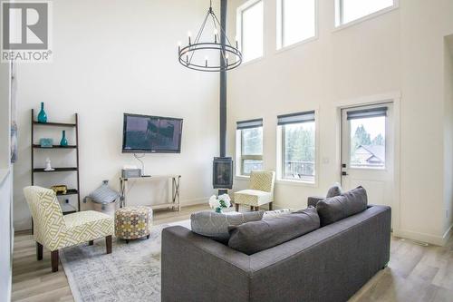 4926 Timber Ridge  Road Unit# 16, Windermere, BC - Indoor Photo Showing Living Room