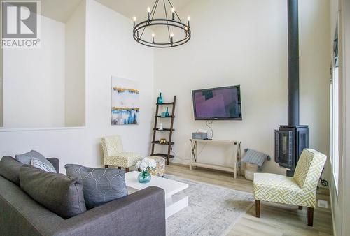 4926 Timber Ridge  Road Unit# 16, Windermere, BC - Indoor Photo Showing Living Room