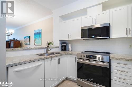 19 - 110 Napier Street, Blue Mountains, ON - Indoor Photo Showing Kitchen With Double Sink