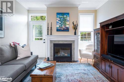 19 - 110 Napier Street, Blue Mountains, ON - Indoor Photo Showing Living Room With Fireplace