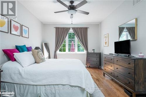 19 - 110 Napier Street, Blue Mountains, ON - Indoor Photo Showing Bedroom