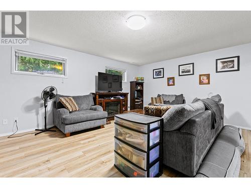 1405 Lepitzki Road, Creston, BC - Indoor Photo Showing Living Room