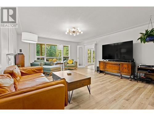 1405 Lepitzki Road, Creston, BC - Indoor Photo Showing Living Room