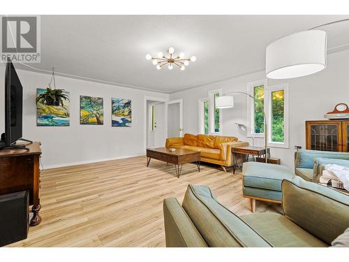 1405 Lepitzki Road, Creston, BC - Indoor Photo Showing Living Room