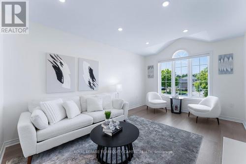 39 Forest Dale Drive, Barrie (Little Lake), ON - Indoor Photo Showing Living Room