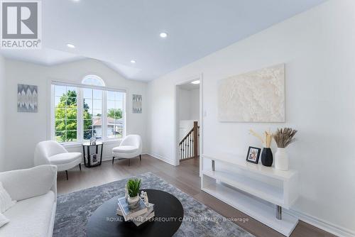 39 Forest Dale Drive, Barrie (Little Lake), ON - Indoor Photo Showing Living Room