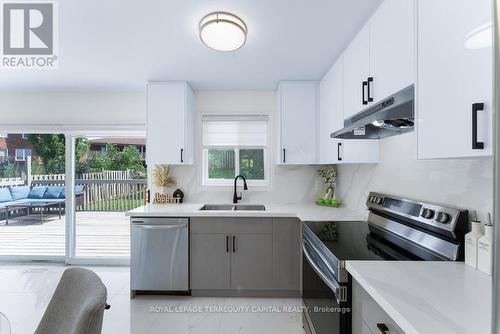 39 Forest Dale Drive, Barrie (Little Lake), ON - Indoor Photo Showing Kitchen With Double Sink With Upgraded Kitchen