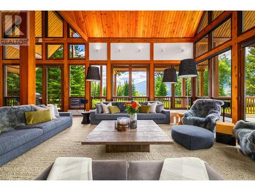 4785 Airport Way, Revelstoke, BC - Indoor Photo Showing Living Room