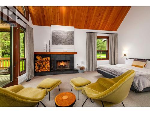 4785 Airport Way, Revelstoke, BC - Indoor With Fireplace