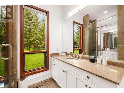 4785 Airport Way, Revelstoke, BC - Indoor Photo Showing Bathroom