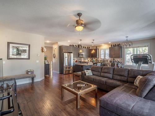 2465 Harper Ranch Road, Kamloops, BC - Indoor Photo Showing Living Room