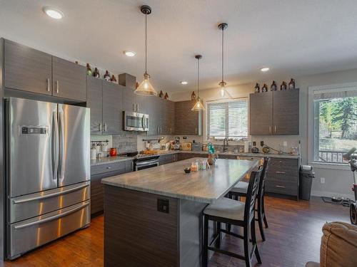 2465 Harper Ranch Road, Kamloops, BC - Indoor Photo Showing Kitchen With Upgraded Kitchen