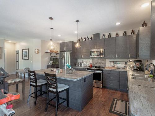 2465 Harper Ranch Road, Kamloops, BC - Indoor Photo Showing Kitchen With Double Sink With Upgraded Kitchen