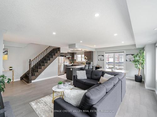 14-200 Veterans Dr N, Brampton, ON - Indoor Photo Showing Living Room