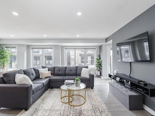 14-200 Veterans Dr N, Brampton, ON - Indoor Photo Showing Living Room