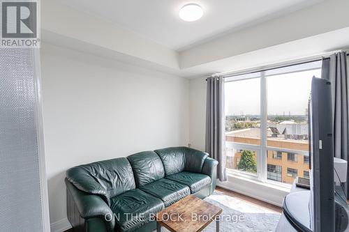 910A - 9088 Yonge Street, Richmond Hill (South Richvale), ON - Indoor Photo Showing Living Room