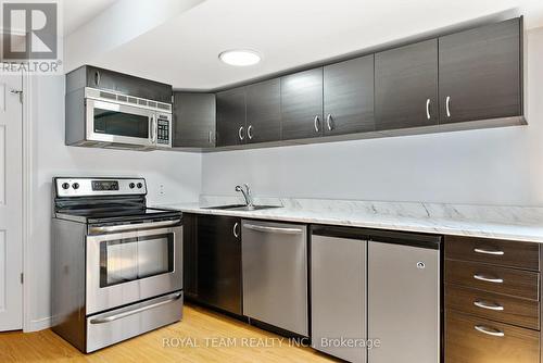 60 White Beach Crescent, Vaughan (Patterson), ON - Indoor Photo Showing Kitchen