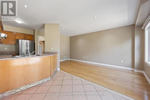 7173 Village Walk, Mississauga (Meadowvale Village), ON - Indoor Photo Showing Kitchen