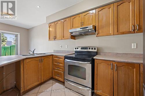 7173 Village Walk, Mississauga (Meadowvale Village), ON - Indoor Photo Showing Kitchen With Double Sink