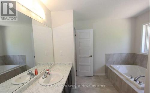 8607 Chickory Trail, Niagara Falls, ON - Indoor Photo Showing Bathroom