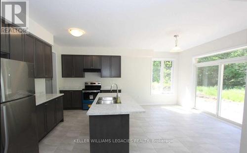 8607 Chickory Trail, Niagara Falls, ON - Indoor Photo Showing Kitchen With Double Sink With Upgraded Kitchen