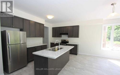 8607 Chickory Trail, Niagara Falls, ON - Indoor Photo Showing Kitchen With Double Sink