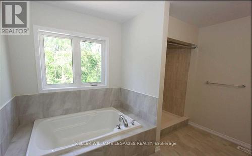 8607 Chickory Trail, Niagara Falls, ON - Indoor Photo Showing Bathroom