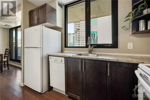 200 Bay Street Unit#1102, Ottawa, ON - Indoor Photo Showing Kitchen